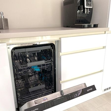 Die Eleganz - Apartment Near The City Center With Free Parking Братислава Екстериор снимка