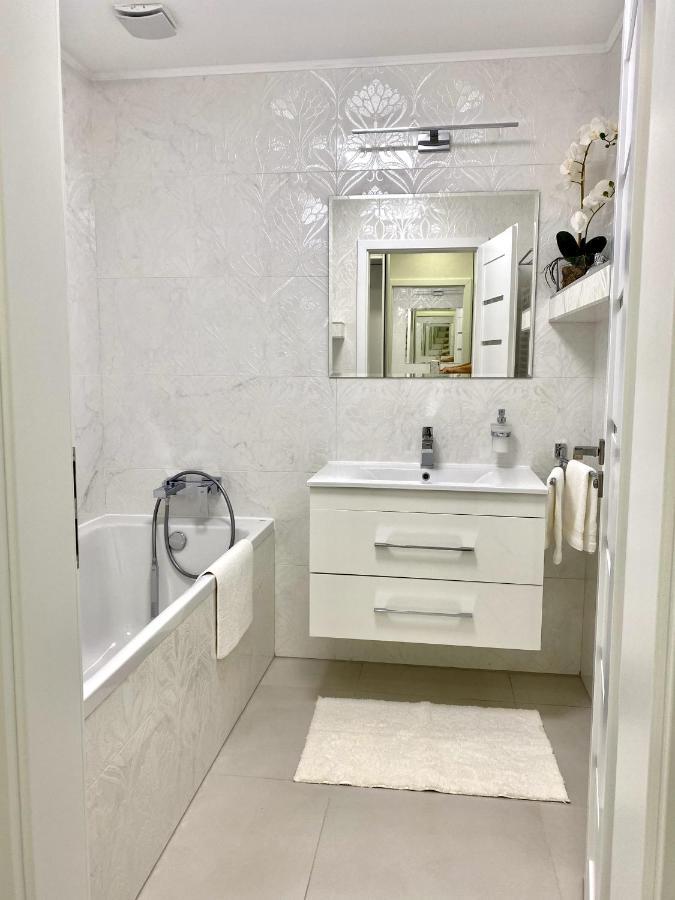 Die Eleganz - Apartment Near The City Center With Free Parking Братислава Екстериор снимка